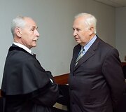 Rezonansinės bylos nagrinejimas: kaltinamojo tėvas Aleksandras Ūsas (de&scaron;inėje) ir velionio &scaron;eimos advokatas Adomas Liutvinskas.
