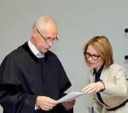 Rezonansinės bylos nagrinejimas: A.Ūso na&scaron;lė Guoda Ūsienė ir velionio kaltinamojo advokatas Adomas Liutvinskas.