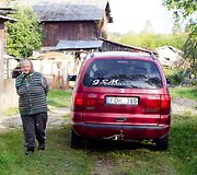 I&scaron;gėręs vairuotojas bandė i&scaron;vengti policijos patikros.  Pasukęs i&scaron; kelio, i&scaron;lipo i&scaron; automobilio ir bandė pasi&scaron;alinti kuo toliau nuo automobilio. Policijos pareigūnas jį pagavo. Vairuotojui buvo nustatyas 1,72 promilės girtumas.