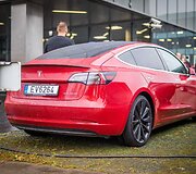 Lietuvos kelių policijos tarnybai perduotas automobilis TESLA