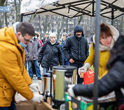 &bdquo;Carito&ldquo; socialinio centro &bdquo;Betanijos&ldquo; darbuotojai ir savanoriai dalino paaukotus miegmai&scaron;ius į Tuskulėnų parką atėjusiems žmonėms