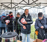 &bdquo;Carito&ldquo; socialinio centro &bdquo;Betanijos&ldquo; darbuotojai ir savanoriai dalino paaukotus miegmai&scaron;ius į Tuskulėnų parką atėjusiems žmonėms