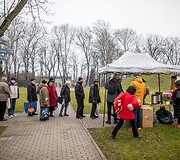 &bdquo;Carito&ldquo; socialinio centro &bdquo;Betanijos&ldquo; darbuotojai ir savanoriai dalino paaukotus miegmai&scaron;ius į Tuskulėnų parką atėjusiems žmonėms