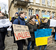 Protestas prie Vokietijos ambasados už sankcijų taikymą Rusijai