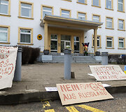 Protestas prie Vokietijos ambasados už sankcijų taikymą Rusijai