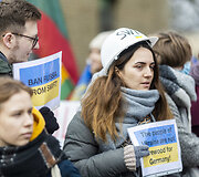Protestas prie Vokietijos ambasados už sankcijų taikymą Rusijai