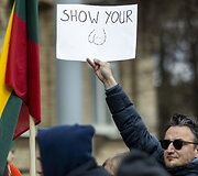 Protestas prie Vokietijos ambasados už sankcijų taikymą Rusijai