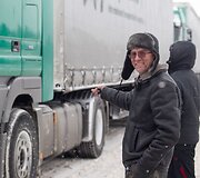 Eilė ties Medininkais Lietuvos pusėje.