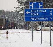 Eilė ties Medininkais Lietuvos pusėje.