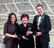 Už labdaringą veiklą apdovanojimą atsiėmė klubas &bdquo;Vilniaus ZONTA&ldquo; ir jos steigėja, vadovė Ramunė Trakymienė.