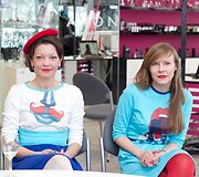Menininkė Agnė Ki&scaron;onaitė ir &bdquo;Avon&ldquo; vie&scaron;ųjų ry&scaron;ių specialistė Vytautė Žalytė