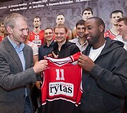 Miltonui Palaciui įteikti &bdquo;Lietuvos ryto&ldquo; komandos mar&scaron;kinėliai