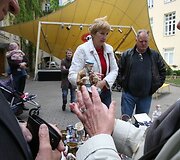 Nuo gegužės 24 dienos Vilniaus Mokytojų Namų kiemelyje ir vėl įsikurs blusų turgus. Kiekvieną sekmadienį iki pat rudens visi bus kviečiami įdomiai ir smagiai užbaigti savaitę.