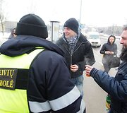 Kontrolieriai kar&scaron;tą arbatą dalino stotelėje prie Žaliojo tilto.