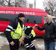 Kontrolieriai kar&scaron;tą arbatą dalino stotelėje prie Žaliojo tilto.
