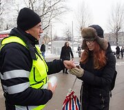 Kontrolieriai kar&scaron;tą arbatą dalino stotelėje prie Žaliojo tilto.