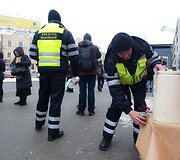 Kontrolieriai kar&scaron;tą arbatą dalino stotelėje prie Žaliojo tilto.