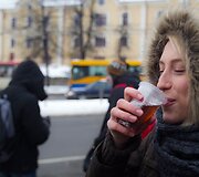 Kontrolieriai kar&scaron;tą arbatą dalino stotelėje prie Žaliojo tilto.