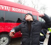 Kontrolieriai kar&scaron;tą arbatą dalino stotelėje prie Žaliojo tilto.