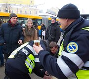 Kontrolieriai kar&scaron;tą arbatą dalino stotelėje prie Žaliojo tilto.