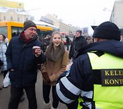 Kontrolieriai kar&scaron;tą arbatą dalino stotelėje prie Žaliojo tilto.