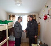 Artūras Zuokas bendrauja su nakvynės namų gyventoju.