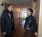 Artūras Zuokas bendrauja su nakvynės namų gyventoju.