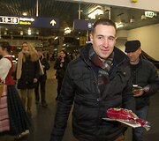 &Scaron;v. Agotos &ndash; Duonos dienos i&scaron;vakarėse duonos kepalėlis į Londoną vykstantiems keleiviams.