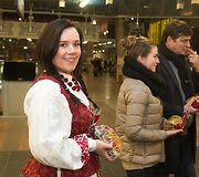 &Scaron;v. Agotos &ndash; Duonos dienos i&scaron;vakarėse duonos kepalėlis į Londoną vykstantiems keleiviams.