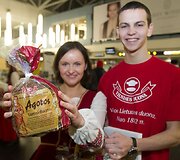 &Scaron;v. Agotos &ndash; Duonos dienos i&scaron;vakarėse duonos kepalėlis į Londoną vykstantiems keleiviams.