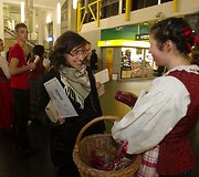 &Scaron;v. Agotos &ndash; Duonos dienos i&scaron;vakarėse duonos kepalėlis į Londoną vykstantiems keleiviams.