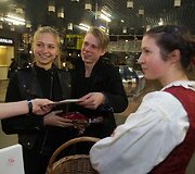 &Scaron;v. Agotos &ndash; Duonos dienos i&scaron;vakarėse duonos kepalėlis į Londoną vykstantiems keleiviams.