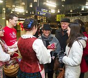 &Scaron;v. Agotos &ndash; Duonos dienos i&scaron;vakarėse duonos kepalėlis į Londoną vykstantiems keleiviams.