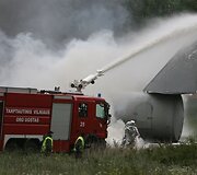 Ketvirtadienį Vilniaus tarptautiniame oro uoste į dangų kilo juodi dūmai &ndash; mokomųjų gelbėjimo pratybų metu prie&scaron;gaisrinė tarnyba imitavo avariją patyrusio krovininio orlaivio gelbėjimo operaciją.