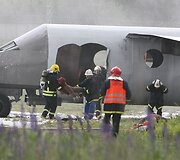 Ketvirtadienį Vilniaus tarptautiniame oro uoste į dangų kilo juodi dūmai &ndash; mokomųjų gelbėjimo pratybų metu prie&scaron;gaisrinė tarnyba imitavo avariją patyrusio krovininio orlaivio gelbėjimo operaciją.