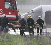 Ketvirtadienį Vilniaus tarptautiniame oro uoste į dangų kilo juodi dūmai &ndash; mokomųjų gelbėjimo pratybų metu prie&scaron;gaisrinė tarnyba imitavo avariją patyrusio krovininio orlaivio gelbėjimo operaciją.