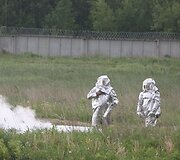Ketvirtadienį Vilniaus tarptautiniame oro uoste į dangų kilo juodi dūmai &ndash; mokomųjų gelbėjimo pratybų metu prie&scaron;gaisrinė tarnyba imitavo avariją patyrusio krovininio orlaivio gelbėjimo operaciją.