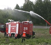 Ketvirtadienį Vilniaus tarptautiniame oro uoste į dangų kilo juodi dūmai &ndash; mokomųjų gelbėjimo pratybų metu prie&scaron;gaisrinė tarnyba imitavo avariją patyrusio krovininio orlaivio gelbėjimo operaciją.
