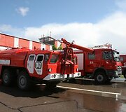 Ketvirtadienį Vilniaus tarptautiniame oro uoste į dangų kilo juodi dūmai &ndash; mokomųjų gelbėjimo pratybų metu prie&scaron;gaisrinė tarnyba imitavo avariją patyrusio krovininio orlaivio gelbėjimo operaciją.