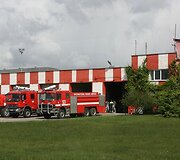 Ketvirtadienį Vilniaus tarptautiniame oro uoste į dangų kilo juodi dūmai &ndash; mokomųjų gelbėjimo pratybų metu prie&scaron;gaisrinė tarnyba imitavo avariją patyrusio krovininio orlaivio gelbėjimo operaciją.
