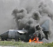 Ketvirtadienį Vilniaus tarptautiniame oro uoste į dangų kilo juodi dūmai &ndash; mokomųjų gelbėjimo pratybų metu prie&scaron;gaisrinė tarnyba imitavo avariją patyrusio krovininio orlaivio gelbėjimo operaciją.