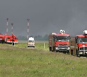 Ketvirtadienį Vilniaus tarptautiniame oro uoste į dangų kilo juodi dūmai &ndash; mokomųjų gelbėjimo pratybų metu prie&scaron;gaisrinė tarnyba imitavo avariją patyrusio krovininio orlaivio gelbėjimo operaciją.