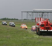 Ketvirtadienį Vilniaus tarptautiniame oro uoste į dangų kilo juodi dūmai &ndash; mokomųjų gelbėjimo pratybų metu prie&scaron;gaisrinė tarnyba imitavo avariją patyrusio krovininio orlaivio gelbėjimo operaciją.