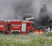 Ketvirtadienį Vilniaus tarptautiniame oro uoste į dangų kilo juodi dūmai &ndash; mokomųjų gelbėjimo pratybų metu prie&scaron;gaisrinė tarnyba imitavo avariją patyrusio krovininio orlaivio gelbėjimo operaciją.
