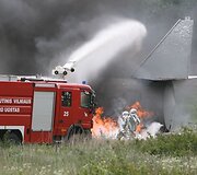 Ketvirtadienį Vilniaus tarptautiniame oro uoste į dangų kilo juodi dūmai &ndash; mokomųjų gelbėjimo pratybų metu prie&scaron;gaisrinė tarnyba imitavo avariją patyrusio krovininio orlaivio gelbėjimo operaciją.