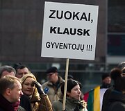 Mar&scaron;rutinių taksi vairuotojų akcija Europos aik&scaron;tėje.