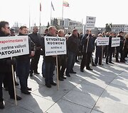 Mar&scaron;rutinių taksi vairuotojų akcija Europos aik&scaron;tėje.