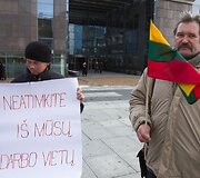 Mar&scaron;rutinių taksi vairuotojų akcija Europos aik&scaron;tėje.