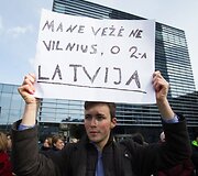 Mar&scaron;rutinių taksi vairuotojų akcija Europos aik&scaron;tėje.