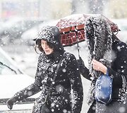 Pavasari&scaron;ką saulę Vilniuje vėl pakeitė sniegas 